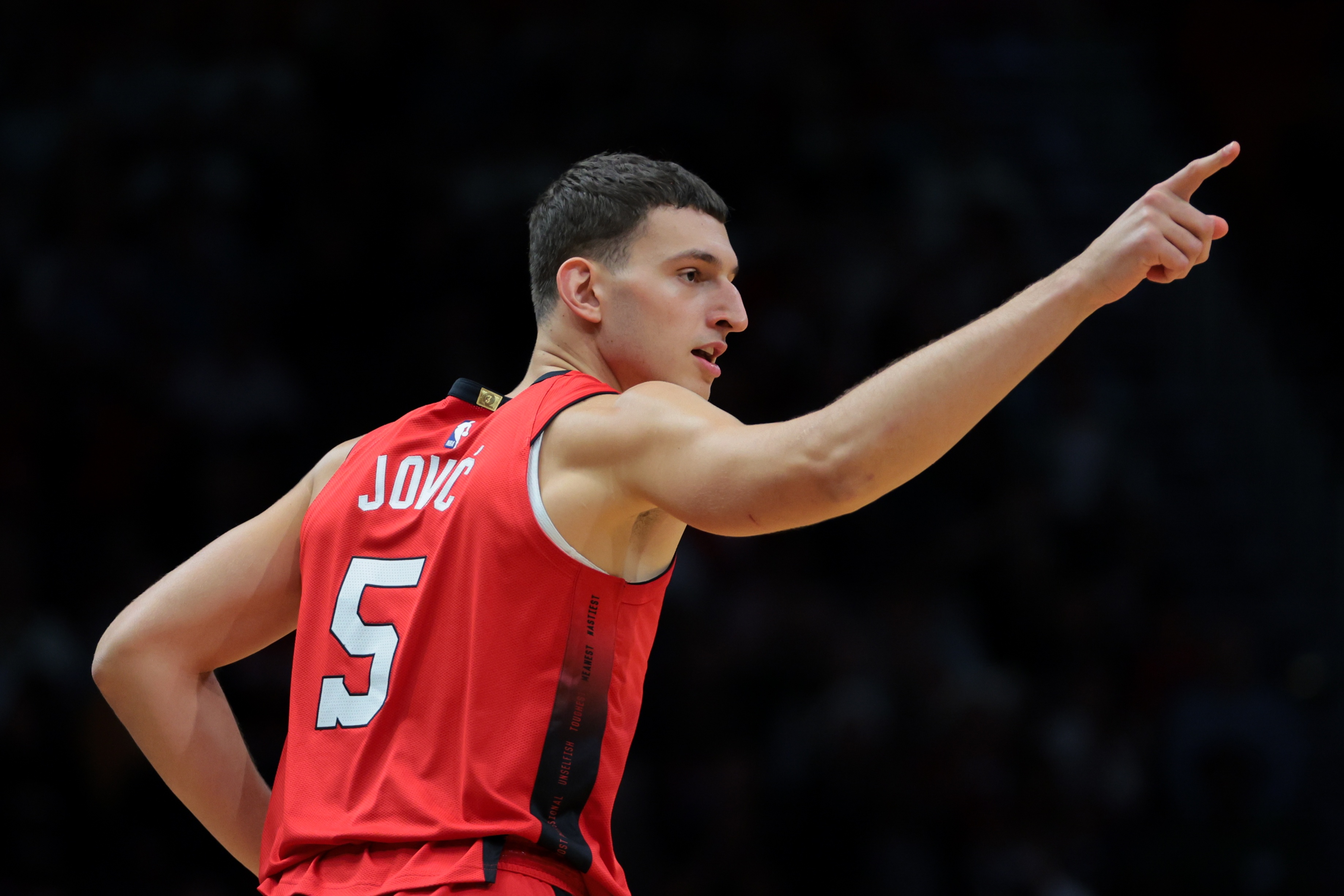 开云官网登录-维金斯：我们都清楚约维奇的实力 他能打任何位置天赋太出众了