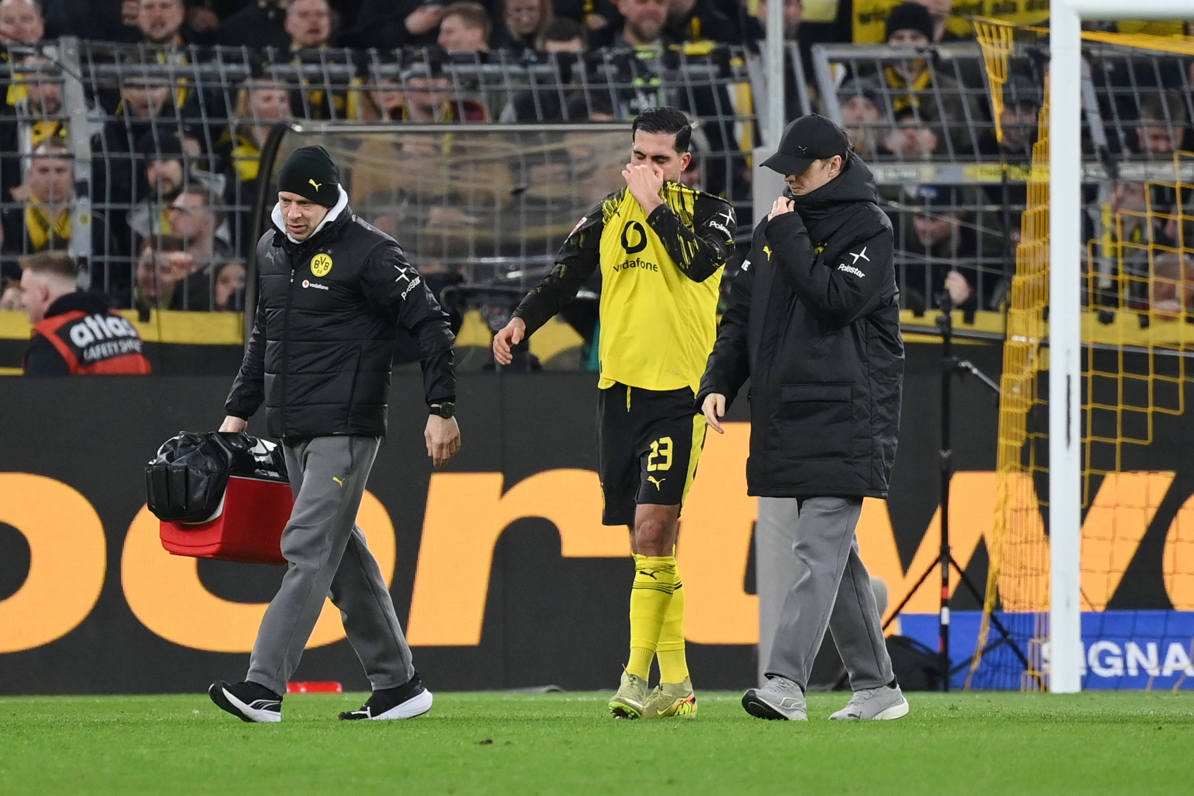 开云体育官网-遭遇重伤！埃姆雷·詹赛后长时间呆坐车内，队友纷纷拥抱安慰