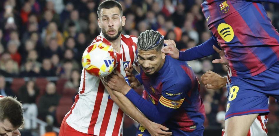 开云电竞官网-世体：阿劳霍客串中锋牵制作用突出，他可以成为巴萨应急选择